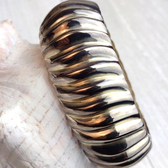 Silver Tone Vintage Style Hinge Cuff Bracelet - Picture 2 of 6